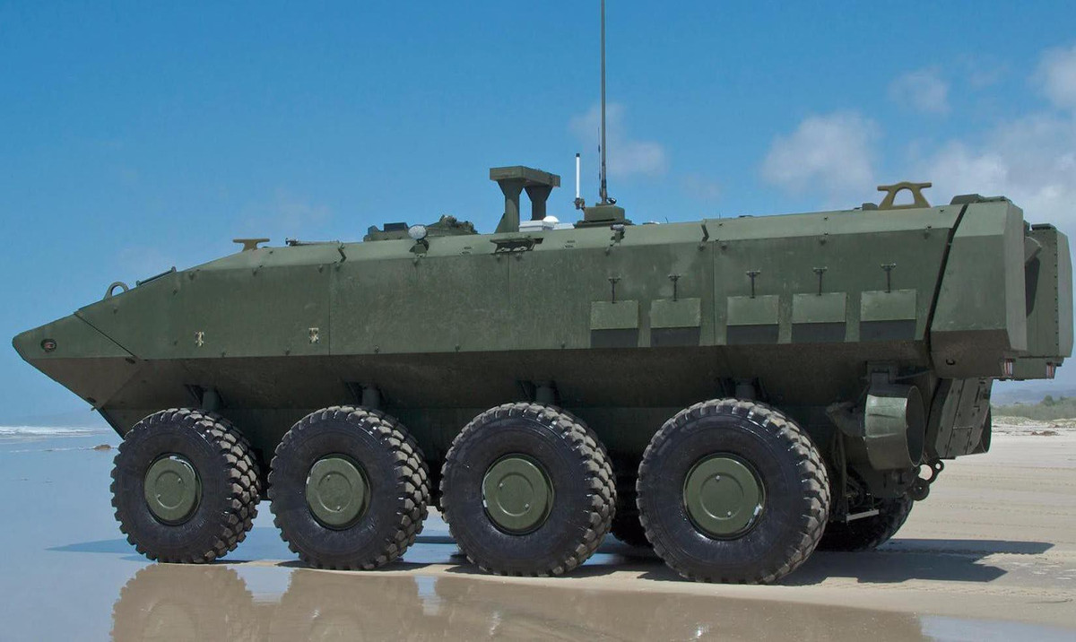 ACV có thể chở 13 lính thủy đánh bộ (một tiểu đội) và kíp xe ba thành viên. Nhằm giảm thiệt hại gây ra bởi các vụ nổ bom mìn cài cắm bên đường, nên thân xe được thiết kế với đáy hình chữ V để phân tán tác động của sóng xung kích gây ra bởi các vụ nổ.