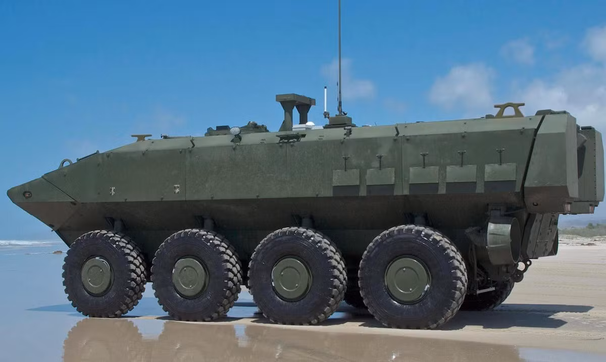 ACV có thể chở 13 lính thủy đánh bộ (một tiểu đội) và kíp xe ba thành viên. Nhằm giảm thiệt hại gây ra bởi các vụ nổ bom mìn cài cắm bên đường, nên thân xe được thiết kế với đáy hình chữ V để phân tán tác động của sóng xung kích gây ra bởi các vụ nổ.