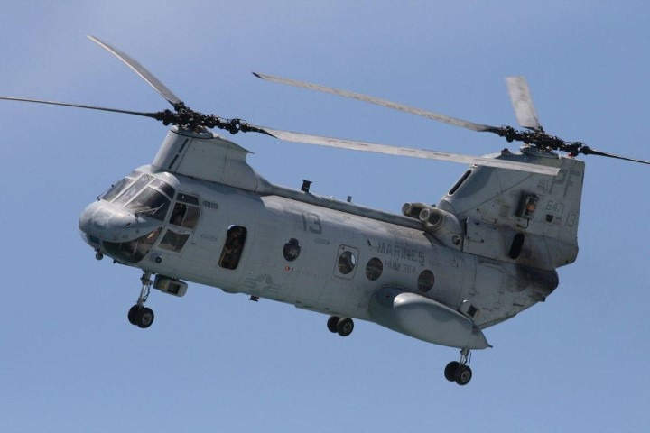CH-46 có phi hành đoàn 5 người, trong đó gồm 2 phi công, 1 trưởng phi hành đoàn, 2 xạ thủ súng máy.