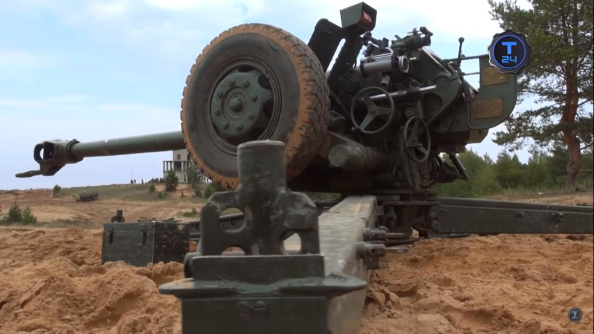 Khi bệ pháo ba chân của D-30 được hạ xuống, hai bánh xe kéo của pháo cũng được nâng lên xếp gọn vào cạnh thân pháo.