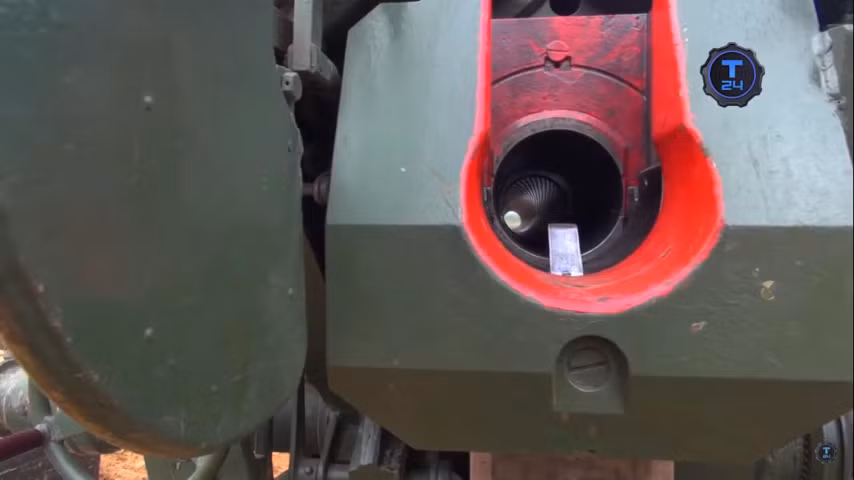 Khi tiêu diệt xe tăng, lựu pháo D-30 sẽ sử dụng đạn pháo BK-6M/13 với khả năng xuyên giáp từ 460-580mm giáp thép cán đồng nhất.