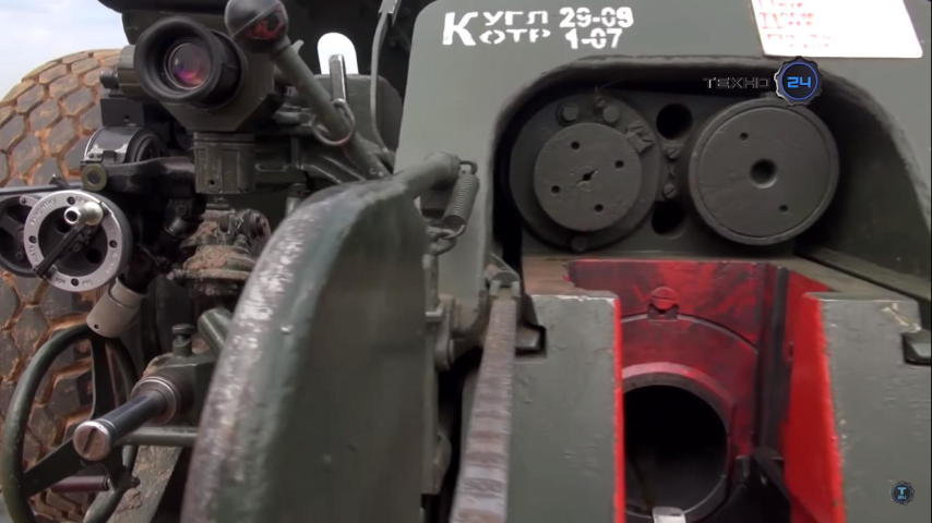 Cận cảnh ống ngắm và bệ khóa nòng trên lựu pháo D-30.