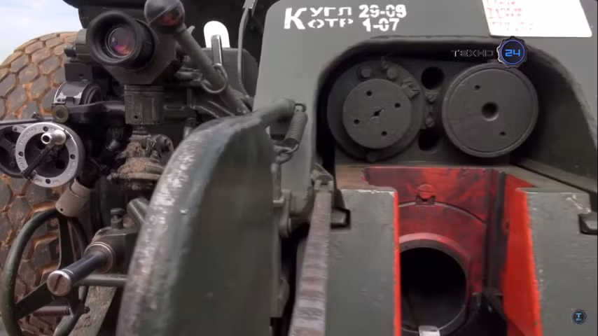 Cận cảnh ống ngắm và bệ khóa nòng trên lựu pháo D-30.