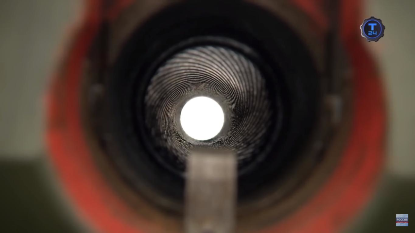 Khi hạ nòng bắn thẳng, pháo thủ của D-30 còn có thể ngắm trực tiếp qua nòng pháo. Trường hợp này sẽ rất hiệu quả khi dùng để tiêu diệt xe tăng và thiết giáp.