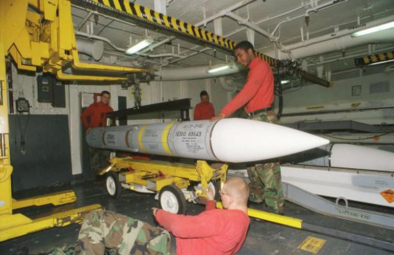 Radar kiểm soát hỏa lực AWG-9 trên F-14 Tomcat cho phép phóng gần như cùng lúc 6 tên lửa AIM-54 trang bị đầu tự dẫn radar bán chủ động hoặc chủ động về phía mục tiêu