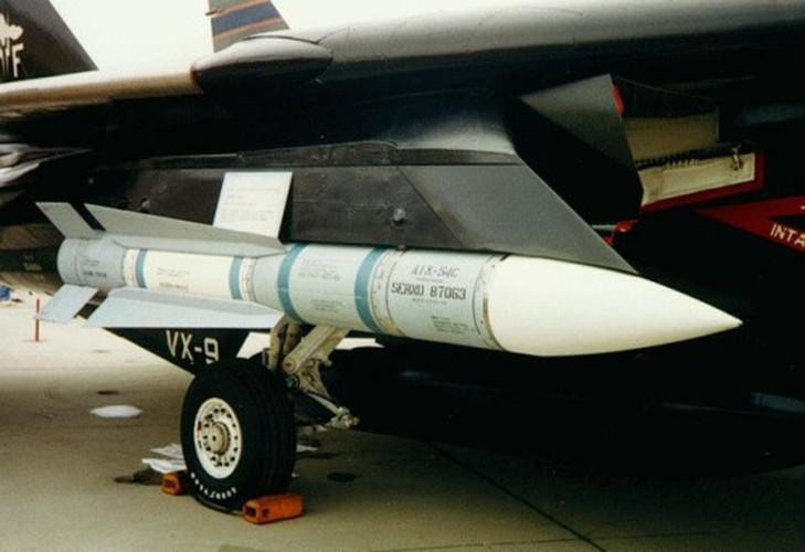 AIM-54 Phoenix lại vốn do công ty máy bay Hughes và Tập đoàn Raytheon phát triển cho Hải quân Mỹ từ năm 1966.