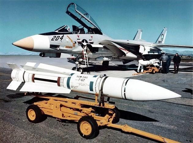 Đuôi được bố trí 4 cánh lái hình chữ nhật. Chiều dài cơ sở của tên lửa là 4m, nặng tới 470kg và nó được trang bị một đầu đạn nổ cực mạnh nặng 61kg.