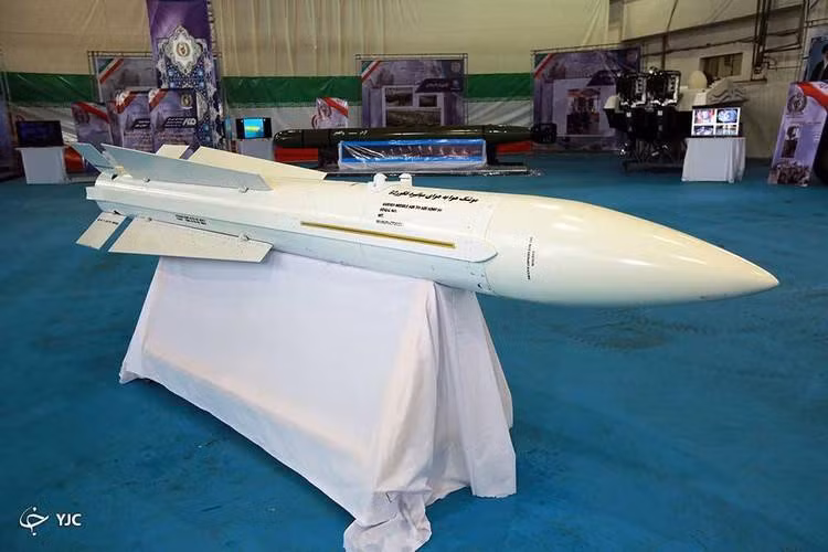 Hiện nay, trên thế giới chỉ còn duy nhất Iran sở hữu AIM-54, trong khi Hải quân Mỹ đã loại biên năm 2006 cùng chiến đấu cơ F-14.