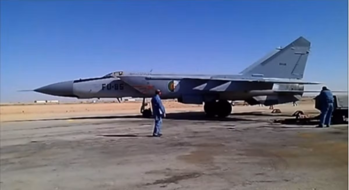 Military Watch nhấn mạnh: “Khoản đầu tư của Algeria vào máy bay chiến đấu MiG-25 đã được đền đáp vào tháng 11/1988, khi quốc gia này bị đe dọa bởi cuộc không kích từ một nhóm tiêm kích F-15 thuộc Không quân Israel (IAF)”.