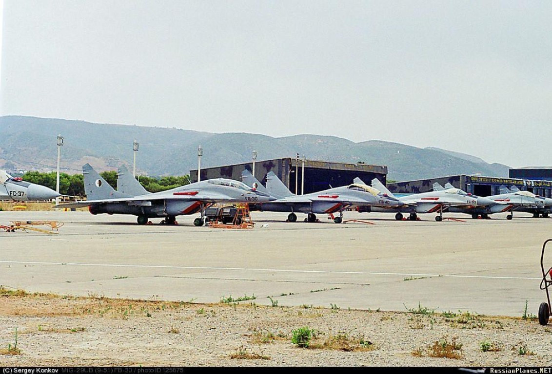 Kể từ cuối những năm 90 của thế kỷ trước, Không quân Algeria đã cắt giảm phần lớn phi đội MiG-21 và loại biên tất cả các máy bay Su-7 cũng như Su-22 còn lại do đã trở nên lạc hậu.