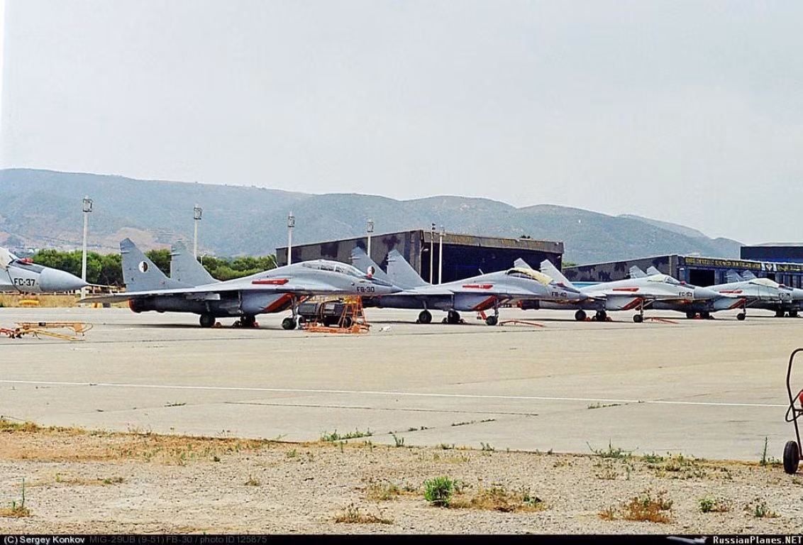 Kể từ cuối những năm 90 của thế kỷ trước, Không quân Algeria đã cắt giảm phần lớn phi đội MiG-21 và loại biên tất cả các máy bay Su-7 cũng như Su-22 còn lại do đã trở nên lạc hậu.