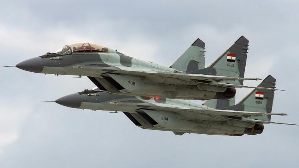 “Các tiêm kích Su-30MKA được hỗ trợ bởi một phi đội gồm 23 tiêm kích MiG-29 và khoảng 40 oanh tạc cơ Su-24M. MiG-25 - phương tiện đã chứng tỏ được giá trị của mình vẫn tiếp tục phục vụ, khoảng 16 máy bay còn trong biên chế", tạp chí Mỹ cho biết.