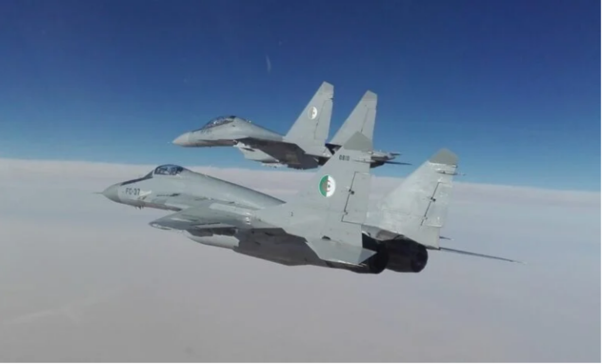 Tạp chí Military Watch cho rằng với những chiến đấu cơ có nguồn gốc Nga, chỉ có các đội bay của Ai Cập, Nam Phi và Uganda mới có thể cạnh tranh với Không quân Algeria tại châu Phi cả về số lượng cũng như chất lượng.