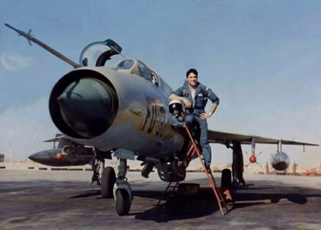 Ngay từ năm 1962, Algeria đã nhận được khoảng 140 máy bay chiến đấu MiG-17 và MiG-21, cũng như 30 máy bay ném bom Il-28. Sau đó các chiến đấu cơ Su-7 và Su-22, MiG-23 cùng với MiG-25 hiện đại hơn cũng lần lượt được đưa vào biên chế.