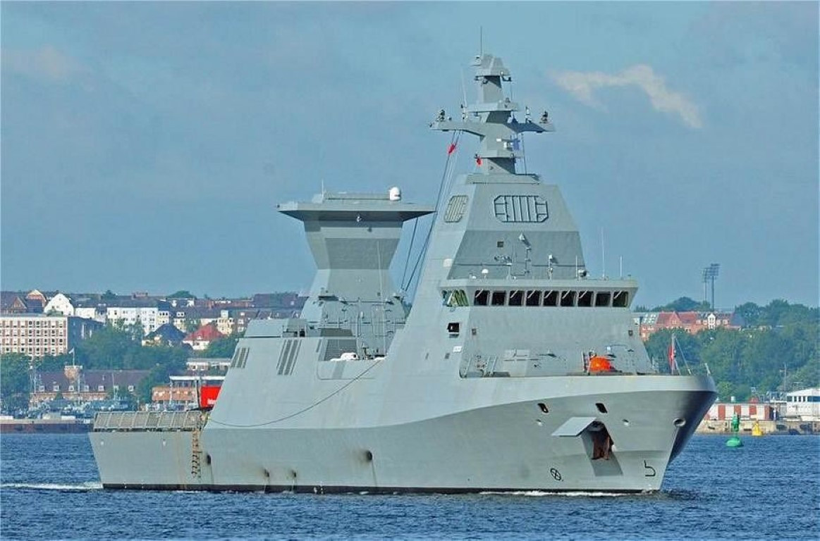 Mặc dù Sa'ar 6 chỉ có chiều dài chỉ 90 m, chiều rộng 13,5 m, lượng giãn nước 2.000 tấn nhưng số lượng vũ khí của nó mang theo ở mức khổng lồ so với những con tàu cùng kích cỡ.