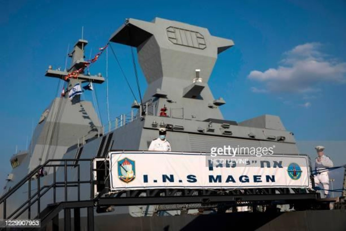 Sàn đáp và nhà chứa máy bay phía sau tàu cho phép tiếp nhận và mang theo 1 chiếc trực thăng MH-60 trong các chuyến hải trình dài. Năng lực chống ngầm của tàu trông chờ vào 6 ngư lôi hạng nhẹ cỡ 324 mm.