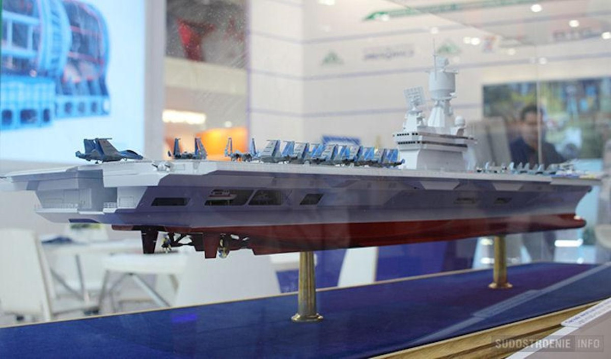 Thiết kế bán catamaran sẽ cung cấp cho con tàu một đường băng rộng hơn, nó sẽ được trang bị máy phóng, giúp tiêm kích hạm mang tải được trọng chiến đấu đầy đủ, ảnh hưởng tích cực đến hiệu quả.