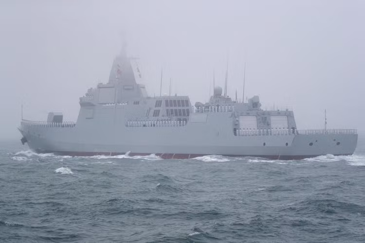 Và người Trung Quốc - với tầm nhìn xa của mình, đã bắt đầu tự đặt câu hỏi rằng phải nâng cấp như thế nào, để tàu khu trục Type 055 giữ vững được vị thế "độc cô cầu bại" của mình trên mặt biển.