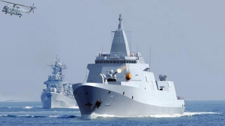 So sánh nhanh với khu trục hạm Arleigh Burke của Mỹ hiện tại, hệ thống radar trên lớp tàu khu trục Mỹ chỉ điều khiển được tối đa 24 tên lửa, nhắm vào 12 mục tiêu bay. So với Type 055 của Trung Quốc, thì chỉ bằng một nửa.