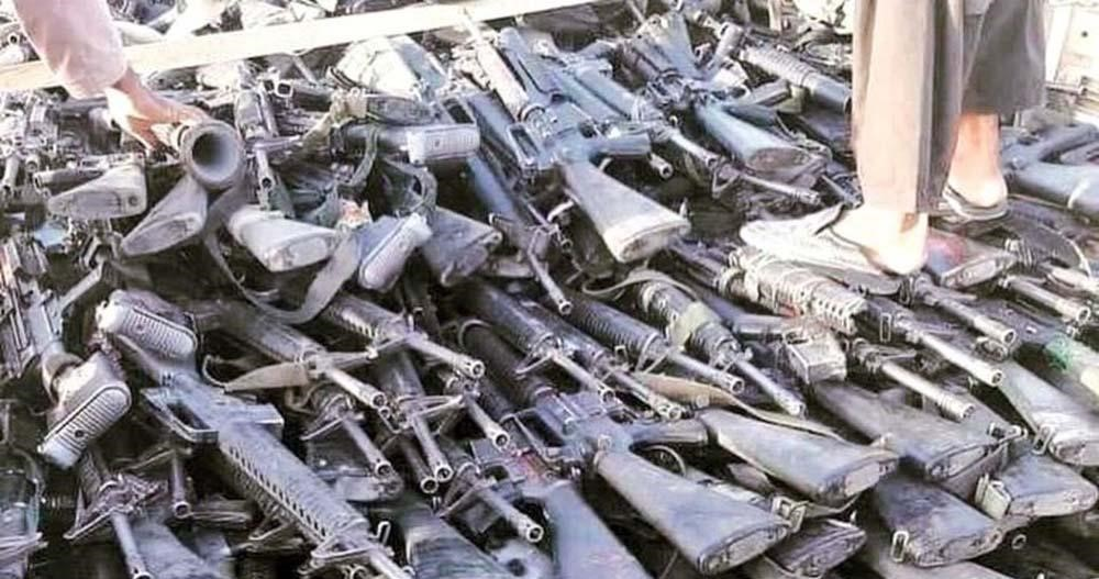 Hàng ngàn vũ khí cá nhân thu được từ các tay súng Taliban tại thung lũng Panjshir đã được bổ sung cho các tân binh phe kháng chiến.