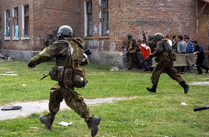 Ngoài 333 người thiệt mạng, còn có tới 783 người khác bị thương, trong đó phần lớn là các em học sinh nhỏ tuổi.