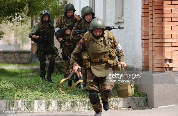 Vụ việc xảy ra ở Bắc Ossetia, đây là khu vực có tỷ lệ người dân sở hữu súng cao bậc nhất nước Nga thời bấy giờ. Ngay khi nhận tin con em mình bị khủng bố bắt giữ, nhiều phụ huynh đã mang theo vũ khí nóng tới bao vây trường học.