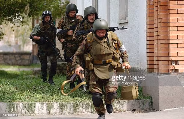 Vụ việc xảy ra ở Bắc Ossetia, đây là khu vực có tỷ lệ người dân sở hữu súng cao bậc nhất nước Nga thời bấy giờ. Ngay khi nhận tin con em mình bị khủng bố bắt giữ, nhiều phụ huynh đã mang theo vũ khí nóng tới bao vây trường học.