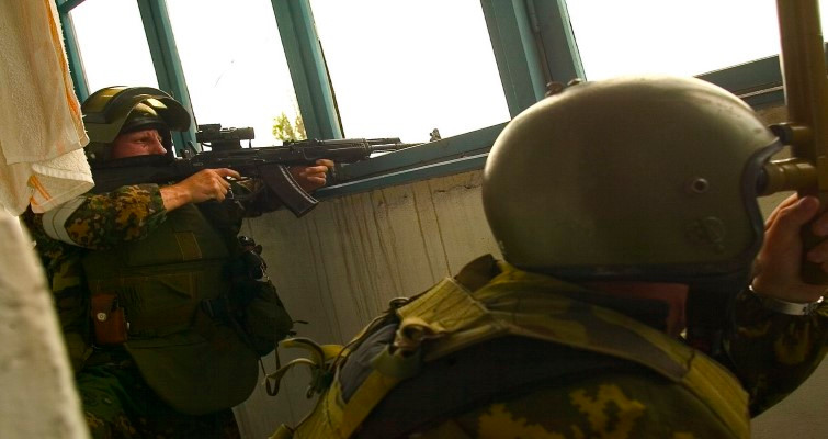 Mặc dù có nhiều ý kiến cho rằng nhà chức trách Nga đã quá cứng nhắc, khi phát lệnh tấn công đám khủng bố trong lúc chúng còn giữa con tin. Tuy nhiên nhiều người cũng cho rằng, thái độ không thương lượng với khủng bố của Nga là đúng đắn, việc số lượng người thiệt mạng cao là do nhiều nguyên nhân khách quan khác.