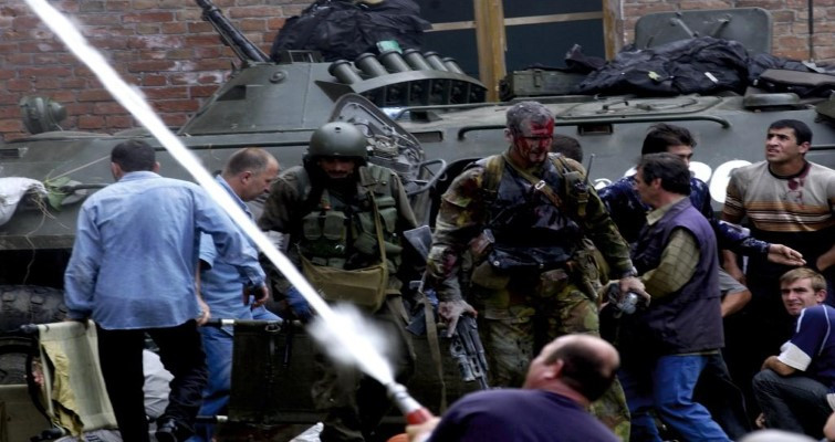 Đáng nói nhất là trong vụ việc có 6 người thiệt mạng, được cho là phụ huynh học sinh đã xông vào trường học giữa màn đấu súng để tìm kiếm con em mình.