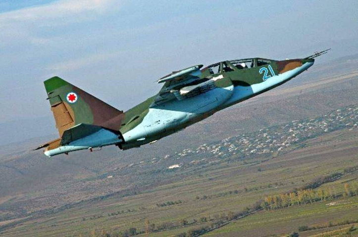 Su-25 được thiết kế bởi Sukhoi, đây là kết quả của những nghiên cứu vào cuối thập niên 1960 trên một mẫu máy bay có tên gọi Sturmovik để làm nhiệm vụ yểm trợ hỏa lực tầm thấp.