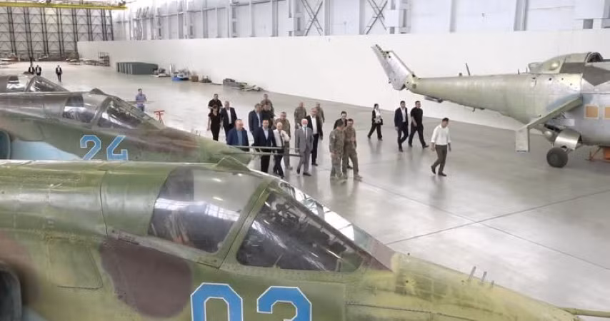 Lập luận của những người phản đối ý tưởng trên cũng không ít. Họ nhấn mạnh vào học thuyết quân sự của Thổ Nhĩ Kỳ liên quan đến việc sử dụng máy bay không người lái nội địa cho vai trò tương tự cường kích Su-25, đặc biệt khi đã tự chủ nguồn cung vũ khí đi kèm.