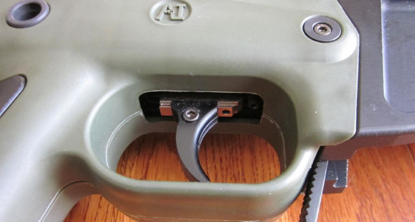 Cò súng được làm cong vừa phải, dễ nhấn, có các rãnh dọc để tránh tuột ngón tay. Xạ thủ chỉ cần vặn các con ốc để điều chỉnh hành trình cũng như lực nhấn cò súng.