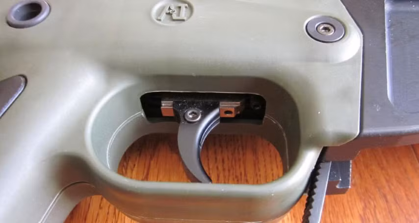 Cò súng được làm cong vừa phải, dễ nhấn, có các rãnh dọc để tránh tuột ngón tay. Xạ thủ chỉ cần vặn các con ốc để điều chỉnh hành trình cũng như lực nhấn cò súng.