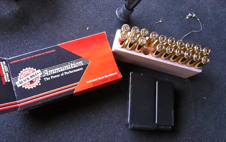 AX 308 tương thích với loại đạn 7,62 mm NATO. Hộp tiếp đạn được làm từ thép và polymer đáng tin cậy để giữ 10 viên đạn. Hơn nữa nó rất dễ để nạp đạn vào, cũng như cho phép nạp từng viên vào buồng đạn khi hộp tiếp đạn rỗng.