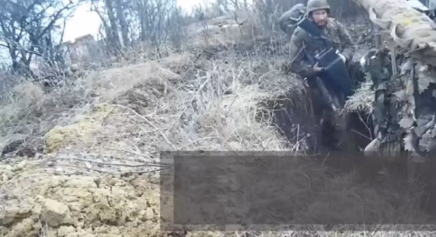 Mới đây xuất hiện hình ảnh từ đội lính bắn tỉa với trang bị cực hiện đại, đang chiến đấu ở phòng tuyến của lực lượng dân quân đang đòi ly khai miền Đông Ukraine.