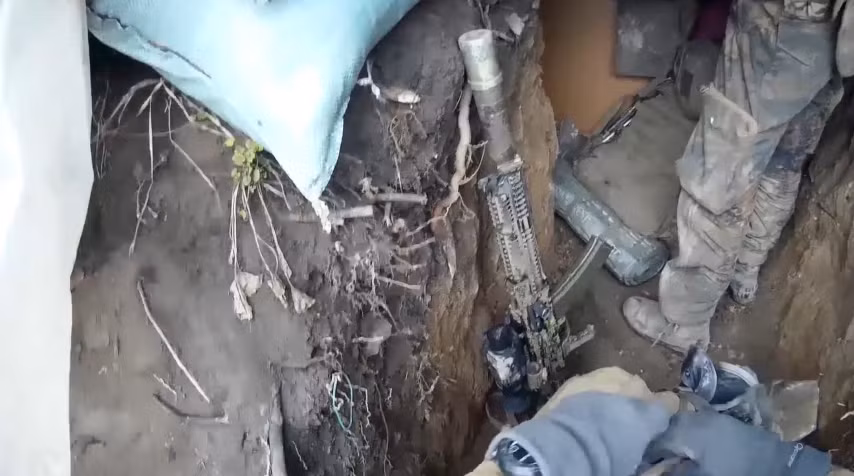 Bên cạnh đó, đội lính bắn tỉa vẫn được trang bị một khẩu súng trường tấn công hiện đại AK-105 của Nga.