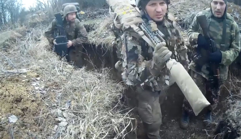 “Vào ban đêm, bạn không thể nhìn thấy gì cả, nhưng lính bắn tỉa đối phương với trang bị tối tân lại nhìn thấy rất rõ, nếu không cẩn thận, bạn sẽ dễ dàng bị mất mạng” một chỉ huy đơn vị quân đội Ukraine tại chiến trường miền Đông cho biết.