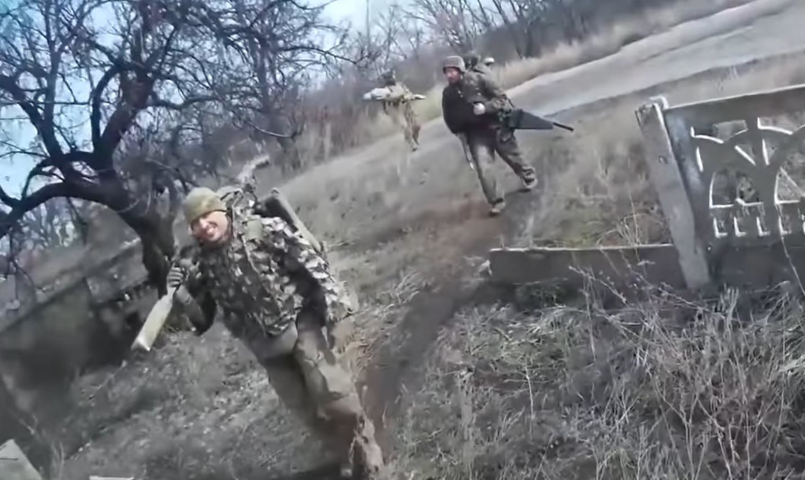 Hiện nguồn gốc của đội bắn tỉa bí ẩn với trang bị tối tân này vẫn còn là một dấu hỏi.