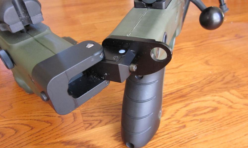 AX 308 sử dụng kiểu báng gập hiện đại để tiết kiệm không gian khi vận chuyển. Báng súng được gia công từ 2 tấm hợp kim nhôm khác nhau, dày, vô cùng chắc chắn.