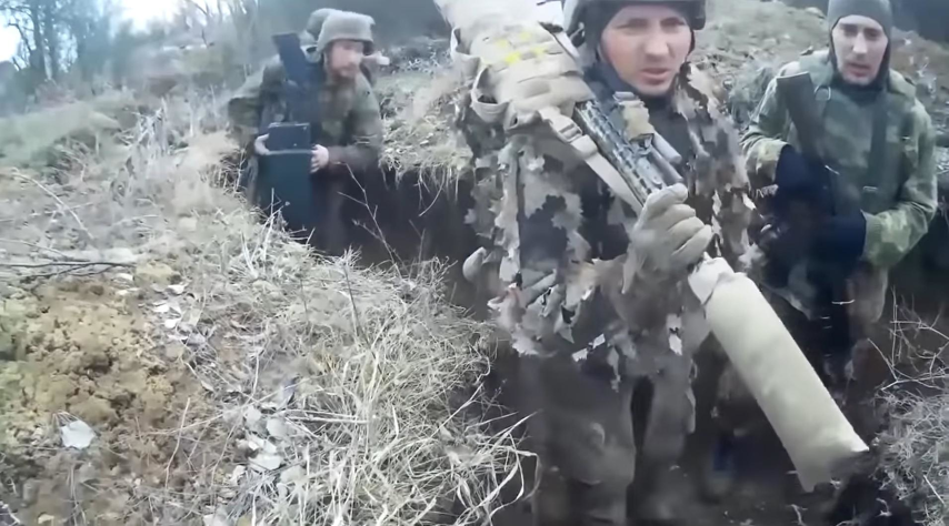 Đáng chú ý, đội lính bắn tỉa này lại trang bị khẩu súng bắn tỉa cực hiện đại AX 308 do Anh sản xuất.