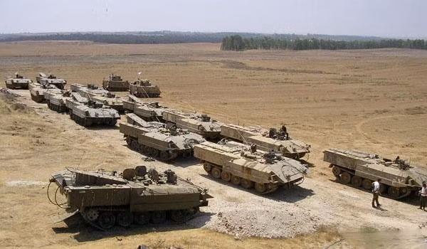 Hiện có khoảng 100 chiếc xe bọc thép chở quân Achzarit hạng nặng đang phục vụ trong biên chế của quân đội Israel.