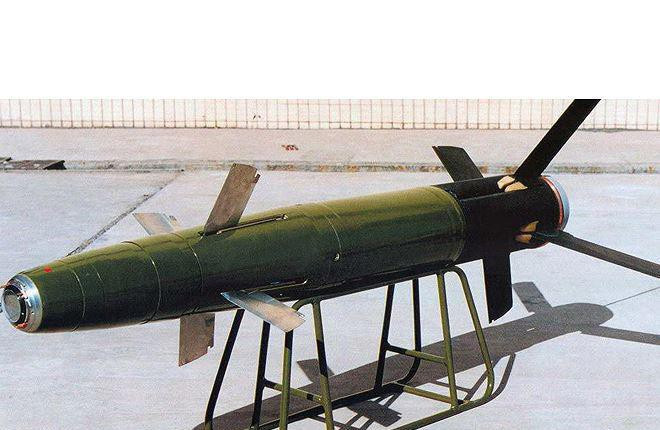 Các cánh đuôi điều khiển ổn định khiến độ chính xác của loại vũ khí này tăng lên cực cao. Trọng lượng của quả đạn lên tới 50kg.