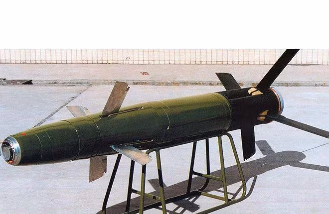 Các cánh đuôi điều khiển ổn định khiến độ chính xác của loại vũ khí này tăng lên cực cao. Trọng lượng của quả đạn lên tới 50kg.