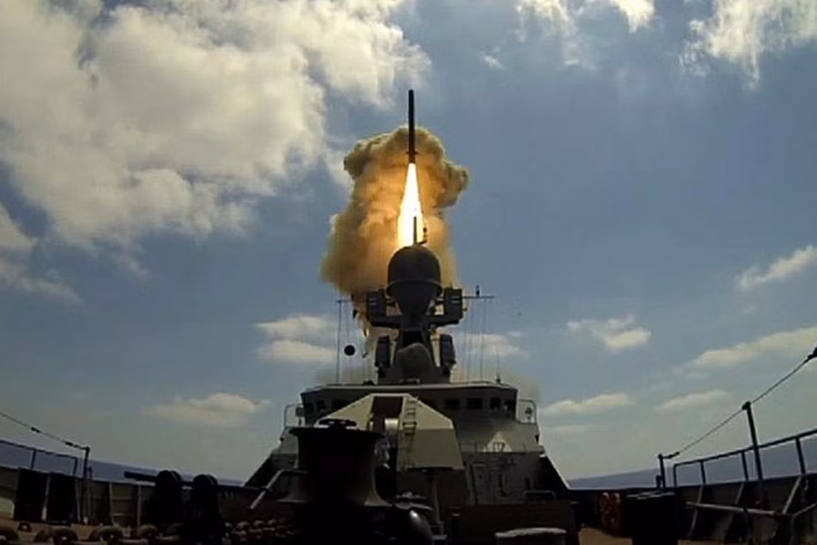 Các nguồn tin khác cũng cho biết, ít nhất đang có hai tàu ngầm điện - diesel khác của Hải quân Nga, được cho là đang trên đường di chuyển tới Syria.