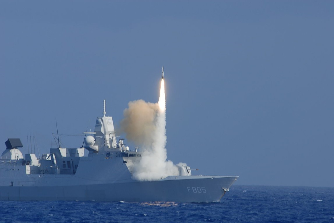 Đặc biệt, tàu có trang bị 40 giếng phóng tên lửa thẳng đứng, tương thích với các loại tên lửa đất đối không và tên lửa đối hải.