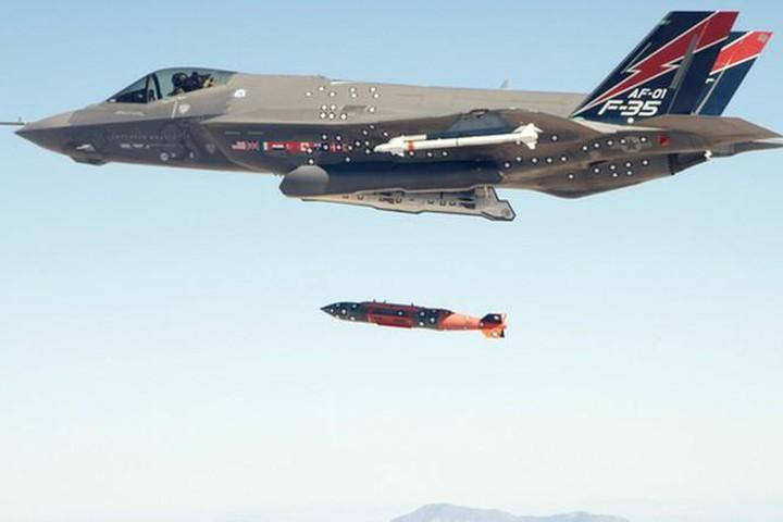 Theo ông Sivkov, bom hạt nhân B61-12 thực sự có thể mở rộng khả năng của các máy bay chiến đấu Mỹ, đủ để tấn công những sở chỉ huy được bảo vệ tốt nhất ở cấp chiến lược. Nhưng vị chuyên gia này lưu ý, vũ khí trên sẽ không hiệu quả nếu được để dùng chống lại Nga.