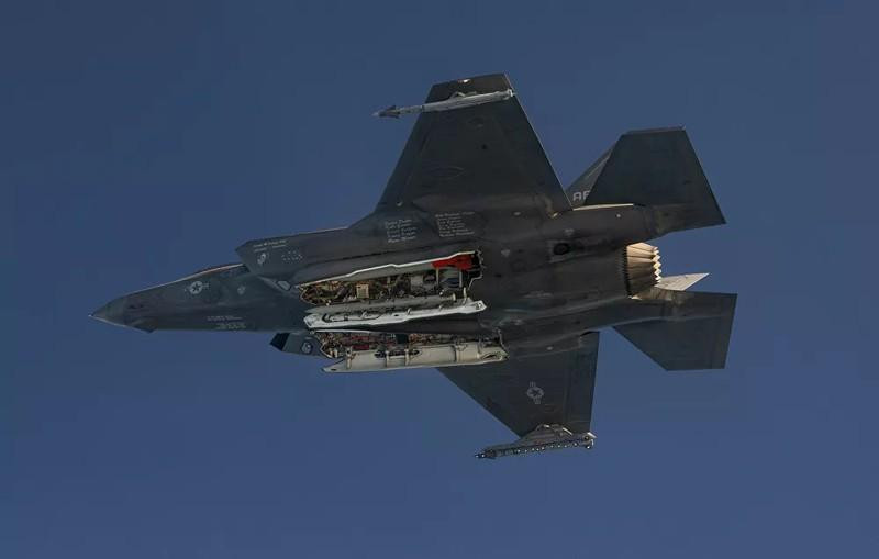 “Đây là vũ khí hạt nhân chiến thuật, bom B61 tiêu chuẩn với đương lượng nổ có thể thay đổi được phát triển từ những năm 1960, sau đó được hiện đại hóa, và bây giờ nó chỉ đơn giản là mang lại khả năng ném bom tập trung".