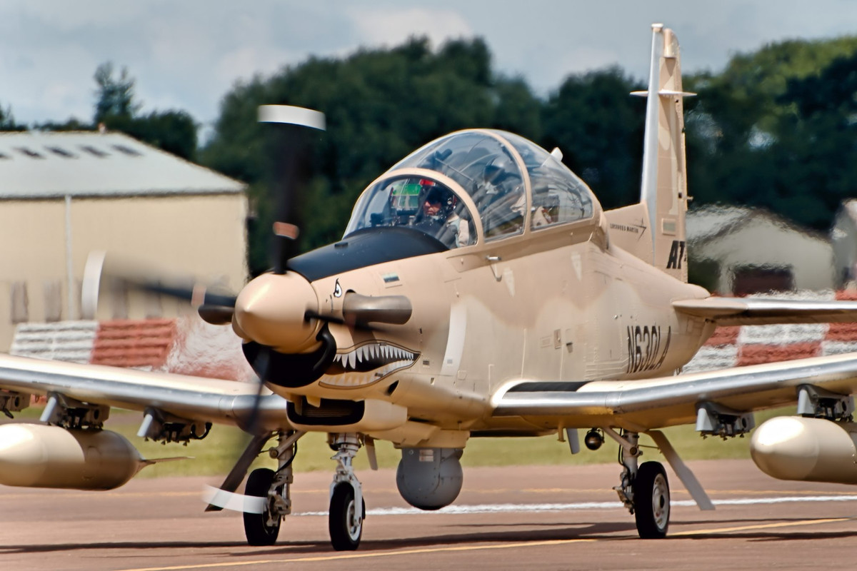 Tuy nhiên, điểm yếu của loại máy bay này đó là nó có thể dễ dàng bị bắn hạ bởi các loại vũ khí bộ binh, lối đánh phòng không theo kiểu du kích sẽ khiến AT-6 Wolverine có khả năng bị "vít cổ" rất cao.