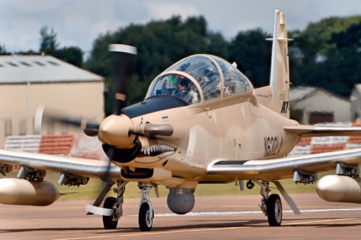 Tuy nhiên, điểm yếu của loại máy bay này đó là nó có thể dễ dàng bị bắn hạ bởi các loại vũ khí bộ binh, lối đánh phòng không theo kiểu du kích sẽ khiến AT-6 Wolverine có khả năng bị "vít cổ" rất cao.