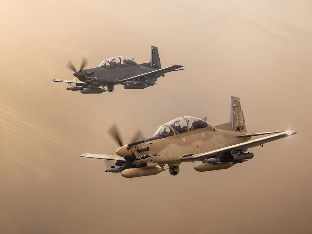 Điều này giúp AT-6 Wolverine có thể phù hợp với nhiều nhiệm vụ bay khác nhau, từ cường kích cơ, trinh sát cơ cho tới việc bao quát trận địa, chỉ điểm mục tiêu cho máy bay phản lực tấn công.